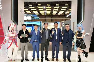 ZTE's executives with newly unveiled products at the launch event (PRNewsfoto/ZTE Corporation)