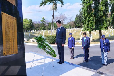 HD Hyundai Chairman Chung Kisun lays flowers at the Korean War Memorial located at the National Heroes’ Cemetery in the Philippines on March 4.