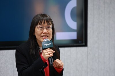 [Image 4] Head of Digital Technologies and Data Infrastructure of Invest Hong Kong, Ms Wendy Chow, delivers a speech at the opening.