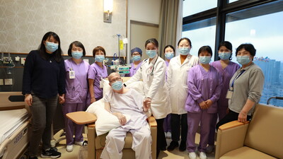 Dr. Xuan Linli, Chief of Medical Oncology at Jiahui International Cancer Center, stands on the patient’s right. The patient’s daughter, nursing team, medical team, and caregivers are gathered together at Jiahui International Hospital. (PRNewsfoto/Jiahui International Hospital)