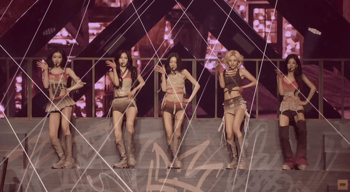 ITZY performing THAT'S A NO NO