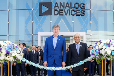 Vincent Roche, CEO and Chair of Analog Devices (left), and Wirat Sri-amonkitkul, Managing Director of Analog Devices Thailand (right), at the ribbon-cutting ceremony marking the opening of ADI’s new advanced manufacturing facility in Thailand.