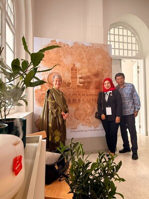 The BOH team : Caroline Russell (L), Executive Chairman with Aina Ramly, Head of Marketing and Jason Foo (R), CEO with the tea stained art piece