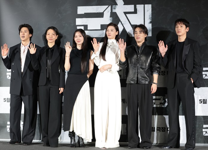 Jun Ji-hyun, Koo Kyo-hwan and Ji Chang-wook  posing for a photo, smiling and waving, at a promotional event, dressed in formal attire against a dark backdrop with promotional text.