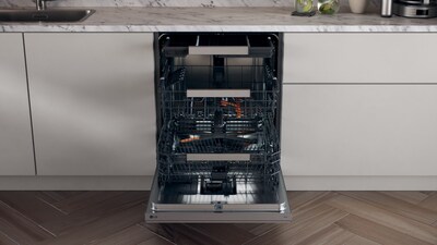 LG Built-in Dishwasher features an adjustable EasyRack™ Plus system, allowing flexible loading to accommodate a wide range of dishware.