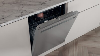 LG Built-in Dishwasher features the AI SenseClean™, delivering more tailored operation and efficient performance, while a hidden LED display and interior light enhance usability.
