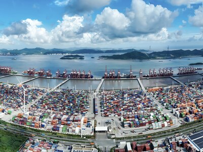 Meishan Port — Zhejiang’s first “Green Power Terminal” and a global benchmark for green porttransformation — reduces carbon emissions by about 15,000 tons annually.