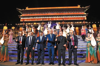 Guests attending the 2026 Global Mayors Dialogue pose for a photo during a welcoming performance in Xi'an, Shaanxi province, on Tuesday. ZHAI XIAOXUE/FOR CHINA DAILY