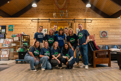 Pragashini Fox, Manulife's Chief People Officer, and colleagues volunteering at Anishnabeg Outreach in Kitchener, On.