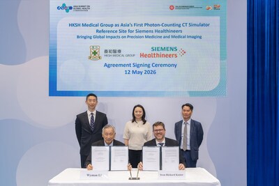 Mr. Wyman LI, Governor of The Li Shu Fan Medical Foundation, Chief Operating Officer of HKSH Medical Group and Director of Hong Kong Sanatorium & Hospital (Front left), Mr. Sven Richard KOSTER, Senior Vice President, Head of Diagnostic Imaging, China Region of Siemens Healthineers (Front right), signed a collaboration agreement at the “Asia Summit on Global Health”, with Ms. Anna CHEUNG, Assistant Executive Director of the Hong Kong Trade Development Council (Back centre), Mr. CHEN Wei Hsu, Head of Business Development of HKSH Medical Group (Back left), and Mr. Mike YUEN, Vice President of Hong Kong, Siemens Healthineers (Back right) as witnesses. The agreement has established HKSH as Siemens Healthineers’ first PCCT‑Sim Reference Site in Asia.