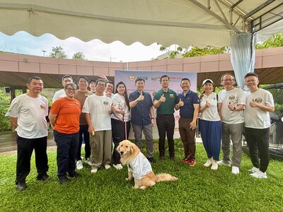 Mr Chee Hong Tat, Minister for National Development, together with community partners, organisers, and sponsors at Pawpathon 2026.