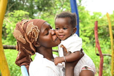 Laveille Kone, cuddling her 6 month old baby Korotoum, at the FRANC space in Tomba, in the north of Côte d’Ivoire. © UNICEF/UNI610268/Dejongh