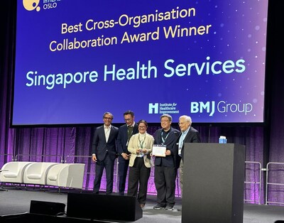 Professor Lee Chien Earn, Deputy Group CEO (Regional Health System), SingHealth, (second from right) receiving the Best Cross-Organisation Collaboration Award at the International Forum on Quality & Safety in Healthcare in Oslo, Norway on 9 March 2026.