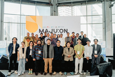 Key participants pose for a commemorative photo at the MAJU:ON Final Demo Day held on May 21 at the Garuda Spark Innovation Hub in Jakarta, Indonesia. (Back row, from left: 7th, Shon Dong-kun, President Director of SK Innovation E&S Indonesia; 8th, Chung Hae-kwan, Minister of the Embassy of the Republic of Korea in Indonesia. Back row, from right: 2nd, Kim Jeong-heon, CEO of UD Impact; 4th, Lee Jong-hwan, Head of LNG Business Operations at SK Innovation E&S; 5th, Lee Jong-mun, Head of the LNG Business Division at SK Innovation E&S; 6th, Dr. Ir. Hariyanto, Chief of the Planning Bureau at Indonesia’s Ministry of Energy and Mineral Resources. Front row: members of the 10 participating startup teams)