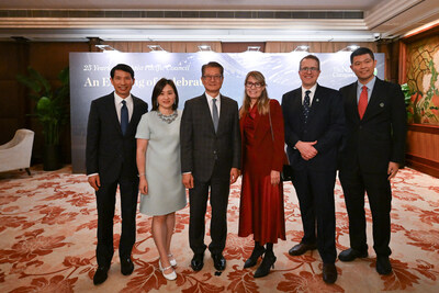 Left to right: Dr Fred Zuliu Hu, Co-Chair of The Nature Conservancy Asia Pacific Council; Mrs Abby Hu; Mr Paul Chan, Financial Secretary of the Hong Kong SAR Government; Jennifer Morris, CEO of The Nature Conservancy; Will McGoldrick, Regional Managing Director for Asia Pacific, The Nature Conservancy; and Anthony Gao, Executive Director for Hong Kong and Regional Partnerships, The Nature Conservancy.