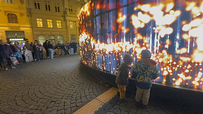 Children mesmerized by the dynamic light particles during the Prague exhibition of Between Mountains and Seas. (Photo: Peppercorns / Archival reference from Prague exhibition)