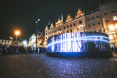 Audiences walk along the circular trajectory, experiencing fluid, tide-like light movements. (Photo: Peppercorns / Archival reference from Prague exhibition)