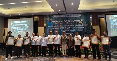 The formal handover of certification to three farmer groups, namely the Rimbo Ulu Palm Oil Farmers Association (PPSRU), the Agro Tani Lestari Consumer Cooperative (KKATL), and the Mandali Jaya Farmers Association (PPMJ). 