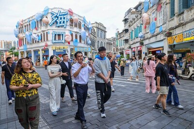 Young folks chill out in Hainan province.