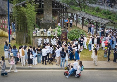 Tourists visit Sanbao village, Jingdezhen, east China's Jiangxi province. (Photo courtesy of the media center of Zhushan district, Jingdezhen)