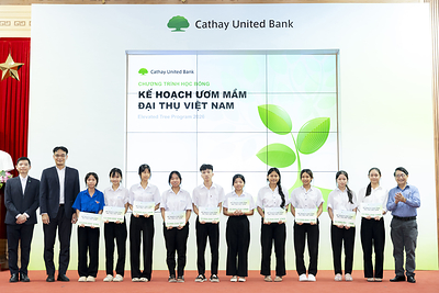 Cathay United Bank Ho Chi Minh City Branch marks the 18th year of its “Elevated Tree Program” in Vietnam, providing nearly VND 720 million in scholarships in 2026 to help underprivileged students in Da Nang and Ho Chi Minh City stay in school and pursue further education. (Photo provided by Cathay United Bank)