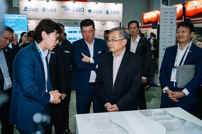 BlueNexus Technologies CEO Jack Zhang is introducing the AquaX Hub™ to Singapore's Deputy Prime Minister and Minister for Trade and Industry Gan Kim Yong. Left: BLUENEXUS TECHNOLOGIES PTE. LTD. CEO Jack Zhang. Right: Singapore Deputy Prime Minister and Minister for Trade and Industry Gan Kim Yong