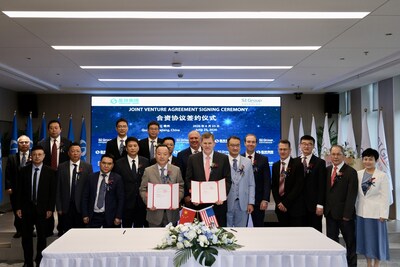 Representatives from Shengxiao Group and SI Group at the joint venture signing ceremony on June 25