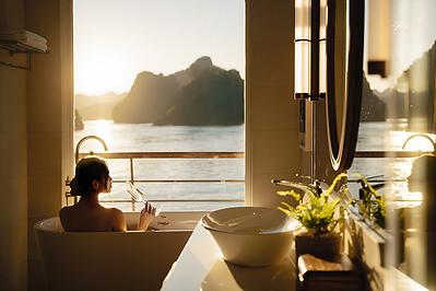 The private bay-view bathtub in cabin