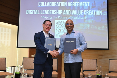 Mr Khoong Chan Meng (left), CEO, NUS-ISS, and Prof Gerard George, Group Managing Director, IMU University, exchanged the signed collaboration agreement.