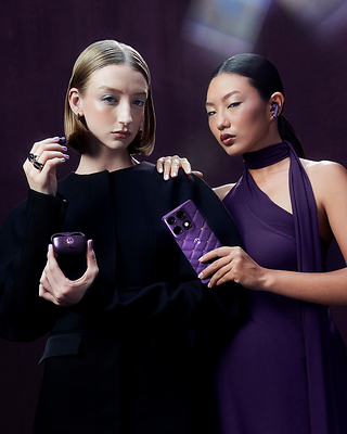 Image: moto buds 2 Swarovski in PANTONE Indigo (Left) and motorola signature Swarovski in PANTONE Indigo