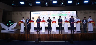 Image: Commissioning ceremony of the 28MWp rooftop solar project at Samsung Electronics HCMC CE Complex. [L–R] Mr Alexandru BUZATU, Director of TotalEnergies ENEOS Renewables Distributed Generation Asia Pacific; Mr Etienne RANAIVOSON, French General Consul; Mr NGUYEN Loc Ha, Vice Chairman, HCMC People’s Committee; Mr Jung Jung TAE, Korean General Consul; Mr Keunha HWANG, President, Samsung SEHC; Mr TRAN Duc Trung, General Director, IPC E&C.