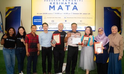 Pictured from left (fourth onwards): Dr Ishaq Bin Abdul Hakim, Consultant Ophthalmologist of VISTA Eye Specialist; Wong Kok Yoong, Commercial Head of EssilorLuxottica; En. Md Hishamuddin, Headmaster of SK Jalan U3; Ms Tan Chin-Ching, CEO of VISTA Eye Specialist; and Dr Nur Sabrina, Head of Department, UiTM, during the Program Komuniti Kesihatan Mata held on 13 June 2026 at Dewan SK Jalan U3.