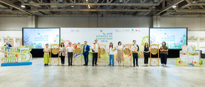 Guests of honour host the opening ceremony of Sands Cares Global Food Kit Build at The Venetian Macao’s Cotai Expo. (PRNewsfoto/Sands China Ltd.)