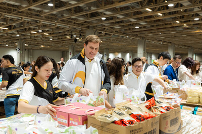 Patrick Dumont, chairman of the board and chief executive officer of Las Vegas Sands Corp., and chairman of the board and non-executive director of Sands China Ltd., shows his support in person by participating in this event in Macao, packing food kits for local underprivileged groups –– alongside team members from 34 different Sands China departments and community partners. (PRNewsfoto/Sands China Ltd.)