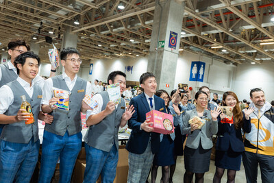 The 5,000 food kits assembled this year in Sands Cares Global Food Kit Build weigh 30 tons in total. Each kit contains 11 food items procured from local SMEs, including rice, cooking oil, egg noodles, and biscuits, as well as soup packs from Tung Sin Tong Charitable Society. (PRNewsfoto/Sands China Ltd.)