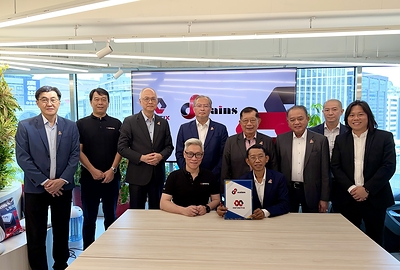 INFINITIX CBO Allen Chen (second from left), CEO Wayne Chen (First from left), and visiting delegates from Malaysia's SAINS
