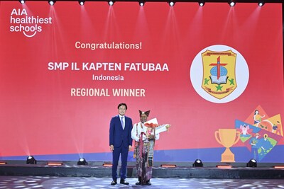 Mr Antonius Kapitan, Teacher and Project Lead, SMP IL Kapten Fatubaa, Indonesia, receives the Overall Winner (Regional Winner) Award of the AIA Healthiest Schools Competition from Mr. Lee Yuan Siong, Group Chief Executive and President, AIA Group