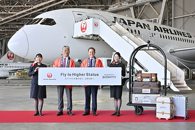 (Middle L-R): Shingo Nishida, Executive Officer, Senior Vice President, Mileage and Lifestyle Business Division, Japan Airlines Co., Ltd.; John Toomey, Chief Commercial Officer, Marriott International, Asia Pacific excluding China