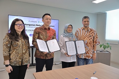 Nathan Tirtana (second left) Director of Articura and dr. Adin Nulkhasanah, Sp.S, MARS (second right) President Director of the National Brain Center Hospital (RS PON) sign the Memorandum of Understanding for Medical AI Collaboration, witnessed by Marcella Angeline (left) Commissioner of Articura, and Isaac Sjahrir D. Jenie (right), Chairman of the National AI Healthcare Working Group, Ministry of Health of the Republic of Indonesia.