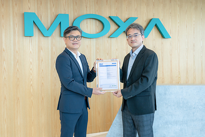 Maxi Tsai (left), General Manager of DEKRA APAC DTS and Onward Security, presents the IEC 62443-4-2 certificate to Casper Yang, Vice President of Moxa’s Product Business Group, marking the Security Level 2 certification of Moxa’s UC Series industrial computers.