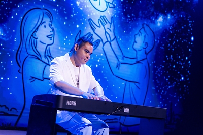 By Sands China’s special invitation, Chan Ka Keong, a visually impaired pianist from the Caritas Macau Sunshine Center, performs July 25 at the Sands Shopping Carnival’s “ICBC ePay Presents: Greater Bay Area Karaoke King Singing Competition.” His melodious playing resonated with the audience, drawing enthusiastic applause.