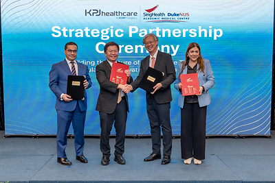 Prof. Dato' Dr Hanafiah Harunarashid, Chief Medical Director of KPJ Healthcare Berhad (second from left), together with Dr Nik Fawaz Nik Abdul Aziz, Chief Operating Officer for Group Allied & Retail Health Operations, KPJ Healthcare Berhad (left), exchanging the Memorandum of Understanding with Prof. London Lucien Ooi, Group Director of International Collaborations and Director, SingHealth Duke-NUS Global Health Institute and Senior Consultant, Department of Hepatopancreatobiliary/Transplant Surgery at Singapore General Hospital and the National Cancer Centre Singapore (second from right) and Vijaya Rao, Director of the International Collaboration Office at SingHealth (right).