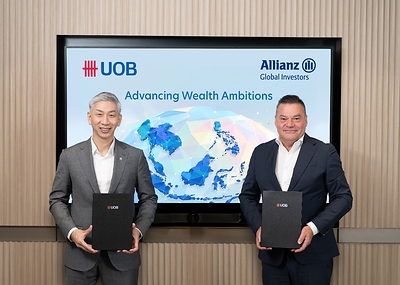 Mr Leong Yung Chee (left), Chief Financial Officer, UOB, with Mr Tobias Pross, CEO, Allianz Global Investors, at the strategic distribution partnership signing.
