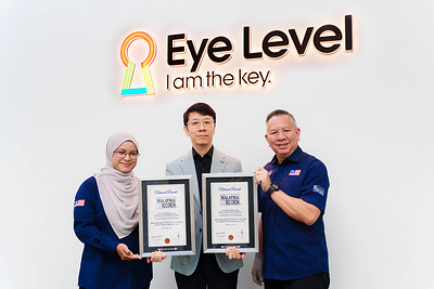 Mr. Brian Kim, Country Manager of Eye Level Malaysia (centre), receiving the double Malaysia Book of Records recognitions from Madam Siti Hajar (left) and Mr. Edwin Yeoh (right), officials of the Malaysia Book of Records, during the official award presentation ceremony. 