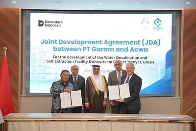 Left to right: Mr. Abraham Mose (President Director of PT GARAM), H.E. Mr. Rosan Roeslani (CEO Danantara, Minister of Investment of the Republic of Indonesia), H.E. Mr. Faisal Abdullah Al-Amodi (Ambassador of the Kingdom of Saudi Arabia to the Republic of Indonesia), Dr. Samir J. Serhan (Group CEO of Acwa) and Mr. Tim Anderson (President Director of PT Acwa Power Indonesia)