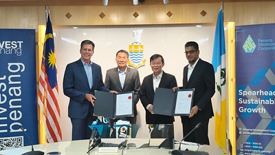(From left to right): Mark Brosius, Executive Vice President, Chief Manufacturing and Supply Chain Officer, Intuitive, YB Sim, Deputy Minister of Investment, Trade and Industry, Malaysia; the Right Honourable Chow Kon Yew, Chief Minister of Penang and Dato' Abdul Latiff Abd Aziz, CEO of Penang Development Corporation announce the project at the ceremony. 