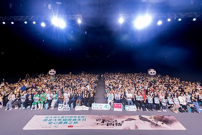 Around 1,000 participants gathered at Ocean Park’s Applause Pavilion to celebrate the second birthday of Hong Kong-born giant panda twins Jia Jia and De De.