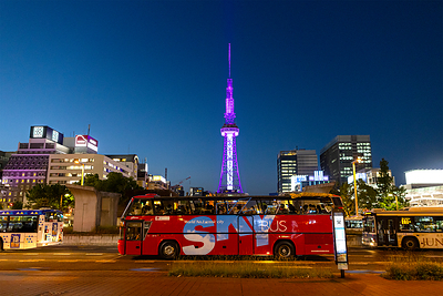 The open-top bus running through Nagoya by night. Available for a limited time only — with distinctive routes for both day and night.