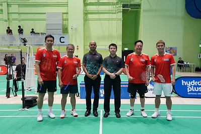 Left to right: Indonesian Olympic Gold Medallist Hendra Setiawan, Minister Edwin Tong, Service Judge Amit Das, Umpire Li Liyi, CEO of PT Djarum Mr Victor Hartono, and Singapore Olympian Terry Hee on court ahead of the VIP exhibition match.