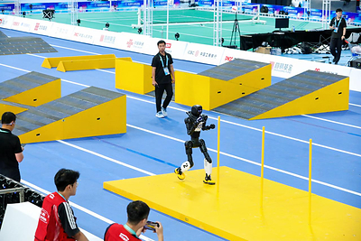 AGIBOT X2 competes in the obstacle race